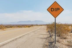 Fototapeta: Droga pośrodku pustyni na tle gór