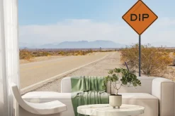 Fototapeta: Droga pośrodku pustyni na tle gór