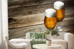 Fototapeta: Dwie szklanki do piwa na tle drewna z copyspace