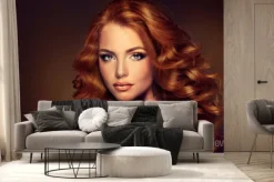 Fototapeta: Dziewczyna model z długimi rudymi falowane włosy. duże loki na