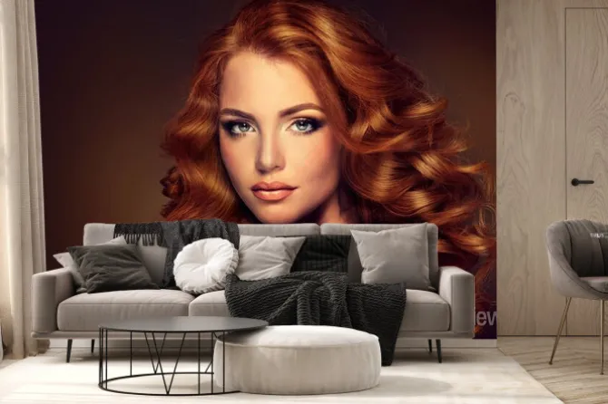 Fototapeta: Dziewczyna model z długimi rudymi falowane włosy. duże loki na