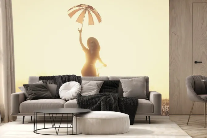 Fototapeta: Dziewczyna z parasolem na rowerze na wsi w czasie wschodu słońca