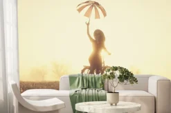 Fototapeta: Dziewczyna z parasolem na rowerze na wsi w czasie wschodu słońca