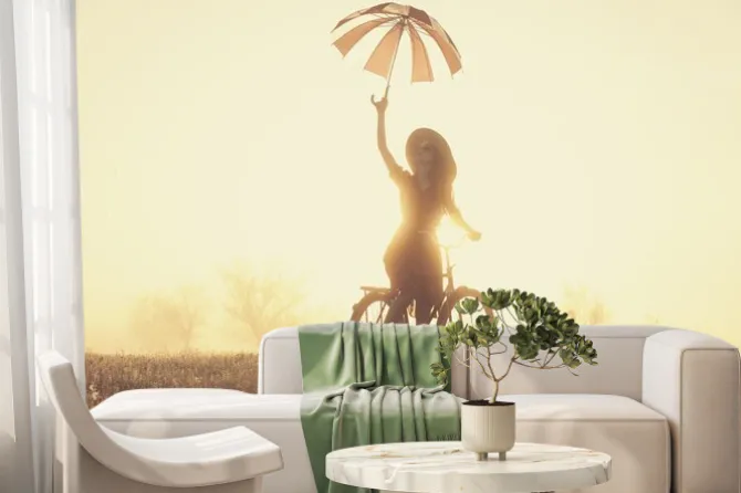 Fototapeta: Dziewczyna z parasolem na rowerze na wsi w czasie wschodu słońca