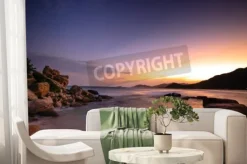 Fototapeta: Fale na skalistym brzegu w zachodzie słońca