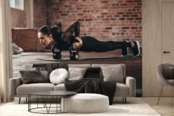 Fototapeta: Fit kobieta robi intensywny trening podstawowy w siłowni