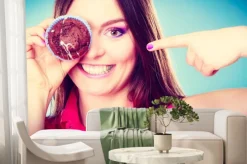 Fototapeta: Funny kobieta trzyma w ręku tort obejmujące jej oko