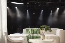 Fototapeta: Gitara i inny sprzęt muzyczny na scenie przed koncertem