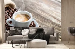 Fototapeta: Gorące espresso i rozsypane ziarna kawy na drewnianym stole