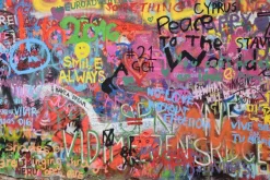 Fototapeta: Graffiti z kolorowymi napisami na murze