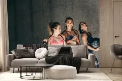 Fototapeta: Grupa żeńscy przyjaciele relaksuje po treningu