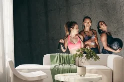 Fototapeta: Grupa żeńscy przyjaciele relaksuje po treningu