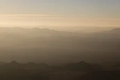 Fototapeta: Gęsta mgła nad ciemną pustynią