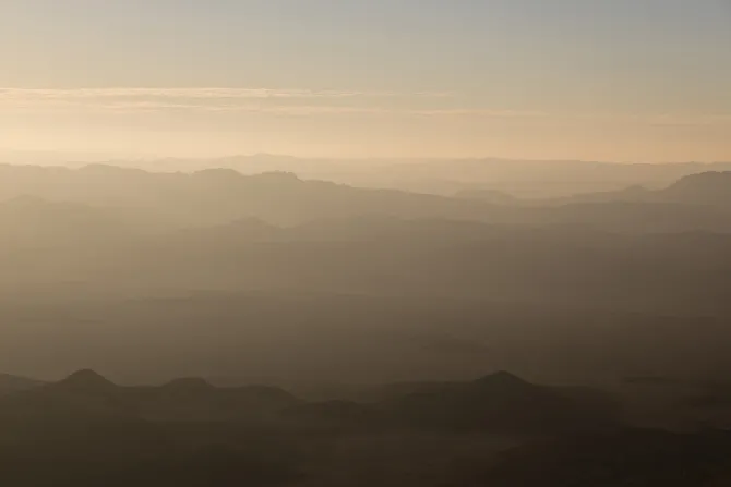Fototapeta: Gęsta mgła nad ciemną pustynią