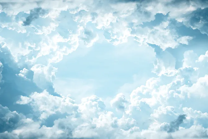 Fototapeta: Gęste chmury na błękitnym niebie