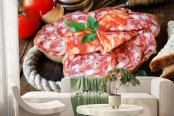 Fototapeta: Hiszpańskie tapas - plastry salame na tamtejsze drewnianą deskę