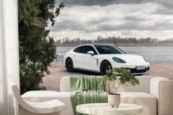 Fototapeta: Hybrydowy porsche panamera 4 w białym kolorze na tle rzeki