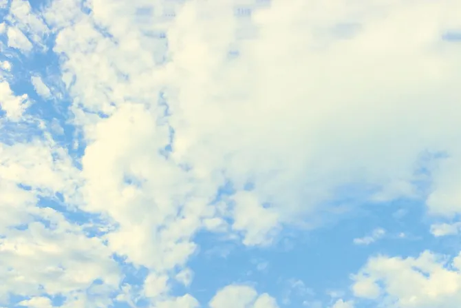 Fototapeta: Jasne obłoki na tle błękitnego nieba