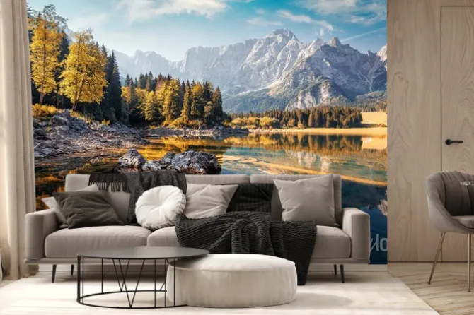 Fototapeta: Jesienny las w słońcu nad jeziorem