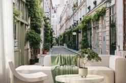 Fototapeta: Kamienica w paryżu pokryta zielonym bluszczem