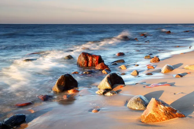 Fototapeta: Kamienie na plaży o zachodzie słońca