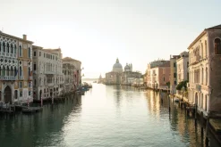 Fototapeta: Kanał wodny z widokiem na bazylikę