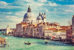 Fototapeta: Kanał z majestatyczną bazyliką santa maria