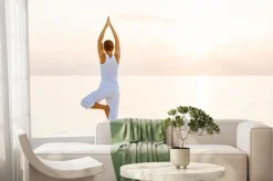 Fototapeta: Kaukaski kobieta uprawiania jogi na brzegu morza