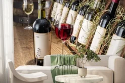 Fototapeta: Kieliszek wina i butelka wina.