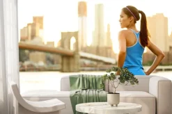 Fototapeta: Kobieta fitness biegacz relaksu po uruchomieniu miasta