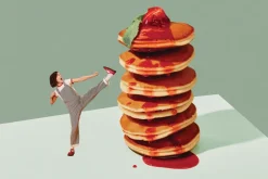 Fototapeta: Kobieta kopiącą w górę naleśników