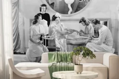 Fototapeta: Kobieta podczas zabiegów kosmetycznych w stylu retro