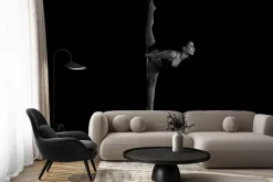 Fototapeta: Kobieta robiąca szpagat na rurze