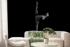 Fototapeta: Kobieta robiąca szpagat na rurze