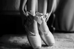 Fototapeta: Kobieta tańcząca w baletkach
