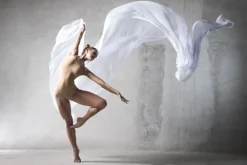Fototapeta: Kobieta tańcząca balet na betonowym tle