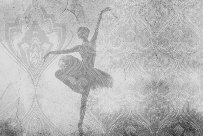 Fototapeta: Kobieta tańcząca balet na betonowym ornamencie