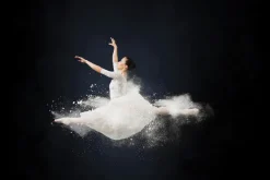 Fototapeta: Kobieta w białej sukience w szpagacie