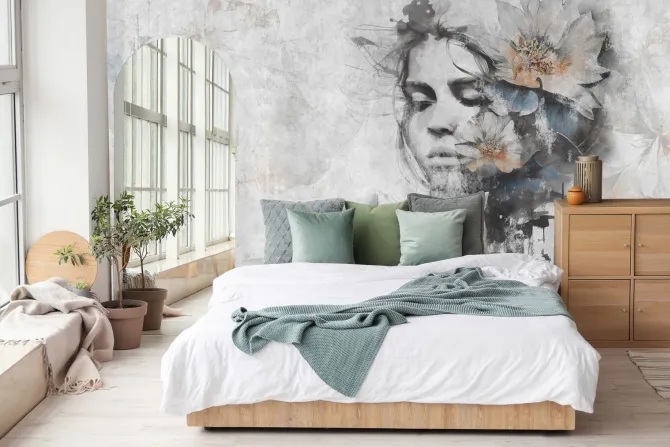 Fototapeta: Kobieta z kwiatem na głowie na szarej ścianie