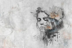 Fototapeta: Kobieta z kwiatem na głowie na szarej ścianie