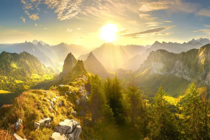 Fototapeta: Krajobraz gór z lasami i wschodem słońca