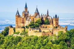 Fototapeta: Krajobraz z widokiem na gotycki zamek