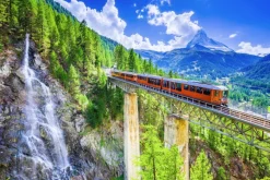 Fototapeta: Krajobraz z wodospadem i pociągiem na moście