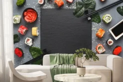 Fototapeta: Kwadratowy czarny łupek z sushi na szarym tle