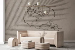 Fototapeta: Leżąca kobieta na tle liścia palmowego