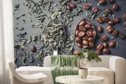 Fototapeta: Liście zielonej herbaty i ziarna kawy na łyżkach metalowych.