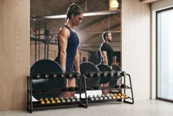 Fototapeta: Ludzie dźwigający ciężar na sztandze