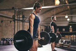 Fototapeta: Ludzie dźwigający ciężar na sztandze