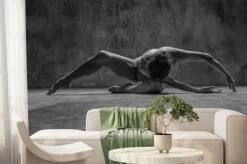 Fototapeta: M? oda pi? kna tancerka stwarza w studio