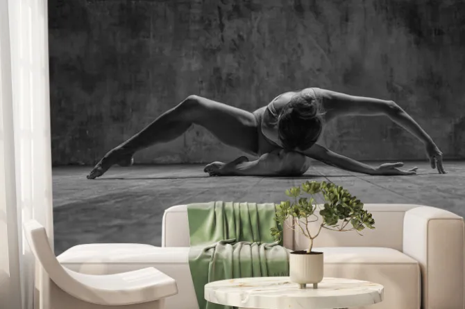 Fototapeta: M? oda pi? kna tancerka stwarza w studio